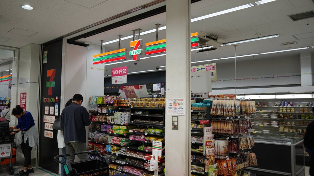 Haneda-Airport-Seven-Eleven