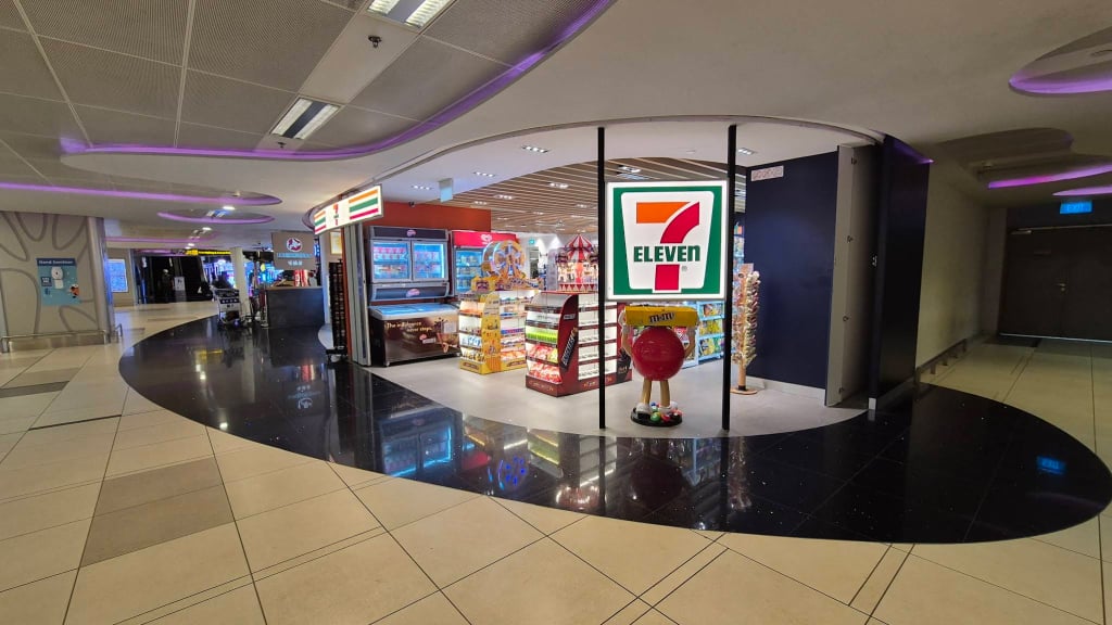 7-Eleven SIM CARD store at Singapore airport Terminal 3