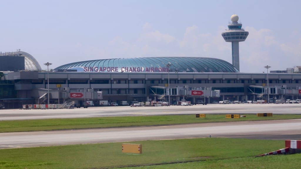 Singapore airport exterior image