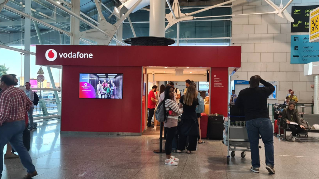 Lisbon Airport - Vodafone shop